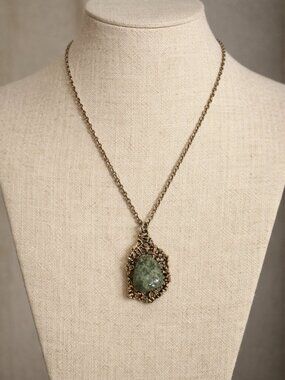 Vintage green aventurine quartz gold tone whimsigoth fairy pendant necklace